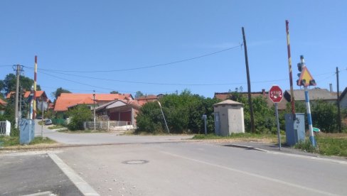 VOZ NALETEO NA TRAKTOR SA PRIKOLICOM: Jeziva nesreća na lokalnom putu, jedan muškarac poginuo, drugi povređen VOZ NALETEO NA TRAKTOR SA PRIKOLICOM: Jeziva nesreća na lokalnom putu, jedan muškarac poginuo, drugi povređen