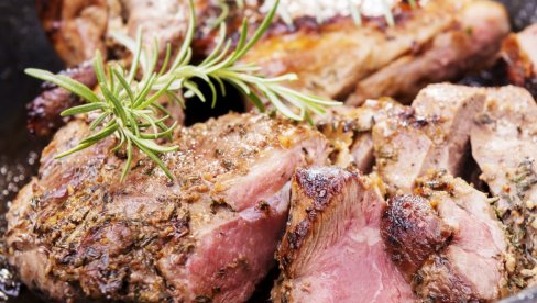 MALO DRUGAČIJA JAGNJETINA: Kotleti spremljeni na grčki način, uživaćete kao u restoranu na obali mora MALO DRUGAČIJA JAGNJETINA: Kotleti spremljeni na grčki način, uživaćete kao u restoranu na obali mora