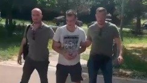 SNIMAK HAPŠENJA NAPADAČA MILOŠA PAVLOVIĆA: Adam Nikačević u pritvoru (VIDEO) SNIMAK HAPŠENJA NAPADAČA MILOŠA PAVLOVIĆA: Adam Nikačević u pritvoru (VIDEO)