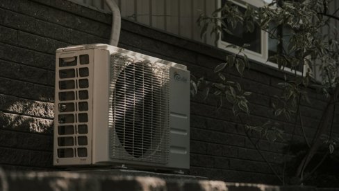 СПАС ОД ВРУЋИНЕ И ВИСОКИХ РАЧУНА: Ово је најкорисније дугме на клима уређају