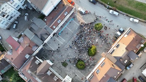 RASPAD ZAVRŠNE BLOKADERSKE KONVENCIJE U KOSJERIĆU: Jedva se okupilo 300 ljudi - narod vas neće! (FOTO) RASPAD ZAVRŠNE BLOKADERSKE KONVENCIJE U KOSJERIĆU: Jedva se okupilo 300 ljudi - narod vas neće! (FOTO)