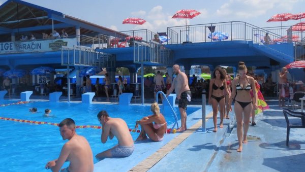 СТАРТУЈУ ОТВОРЕНИ БАЗЕНИ У ПАРАЋИНУ: Од недеље пет дана бесплатно купање СТАРТУЈУ ОТВОРЕНИ БАЗЕНИ У ПАРАЋИНУ: Од недеље пет дана бесплатно купање