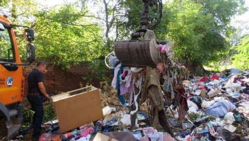 У КРАГУЈЕВЦУ УКЛАЊАЈУ ОСАМ ДИВЉИХ ДЕПОНИЈА: Новац обезбедили Министарство за заштиту животне средине и локална самоуправа У КРАГУЈЕВЦУ УКЛАЊАЈУ ОСАМ ДИВЉИХ ДЕПОНИЈА: Новац обезбедили Министарство за заштиту животне средине и локална самоуправа