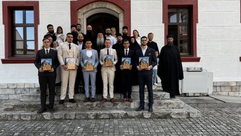 OBNOVILI I ŽIVOT I DUHOVNOST: Deseta generacija učenika završila rekonstruisanu prizrensku Bogosloviju (FOTO) OBNOVILI I ŽIVOT I DUHOVNOST: Deseta generacija učenika završila rekonstruisanu prizrensku Bogosloviju (FOTO)
