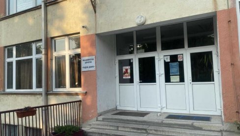 BIVŠI UČENIK ŠKOLE NOŽEM IZBO MATURANTA: Incident ispred Mašinske škole u beogradskom naselju Rakovica BIVŠI UČENIK ŠKOLE NOŽEM IZBO MATURANTA: Incident ispred Mašinske škole u beogradskom naselju Rakovica