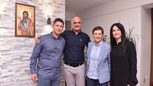 ANA BRNABIĆ POSETILA MILOŠA PAVLOVIĆA I NJEGOVU PORODICU Ćaci će uvek pobediti jer Ćaci predstavlja sve ono što Srbija iskonski jeste ...