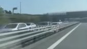 АЛБАНЦИ У НЕВЕРИЦИ: Километарска колона возила из Србије, сви би данас у Тирану на утакмицу Албанија - Србија (ВИДЕО) АЛБАНЦИ У НЕВЕРИЦИ: Километарска колона возила из Србије, сви би данас у Тирану на утакмицу Албанија - Србија (ВИДЕО)