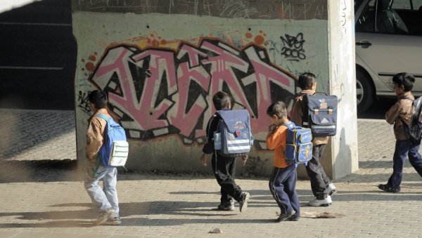 У ДВОРИШТУ ШКОЛЕ ПЕСНИЦОМ УДАРИО ПОЛИЦАЈЦА: Оптужница за напад на службено лице и држање дроге