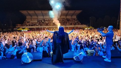INICIJALI PREMIJERNO U PIROTU: Dragana Mirković prvi put uživo optevala novu pesmu, a publika je zna celu, od prve do poslednje reči (FOTO)