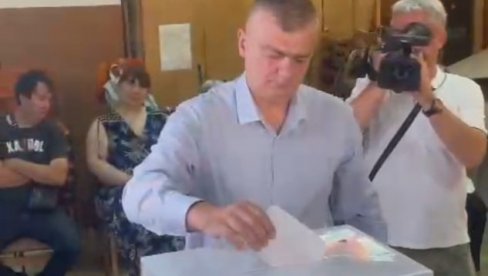 ВЛАДИМИТ ВИДЕНОВИЋ ГЛАСАО МЕЂУ ПРВИМА: Кандидат са листе  Не дамо Србију - Александар Вучић обавио грађанску дужност