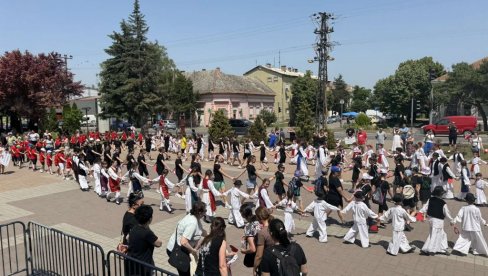 AJD U KOLO BANATSKO: Dečiji dan povodom Duhova u Melencima (FOTO) AJD U KOLO BANATSKO: Dečiji dan povodom Duhova u Melencima (FOTO)