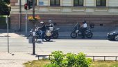 NAPETA ATMOSFERA: Bande blokadera-bajkera patroliraju po Kosjeriću i zastrašuju narod (FOTO/VIDEO)