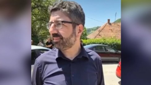 ЛАЗОВИЋ СЛАГАО ДА ГА ЈЕ КОМБИ ОБОРИО: Тек када је видео да га камера снима, опозиционар пао (ВИДЕО)