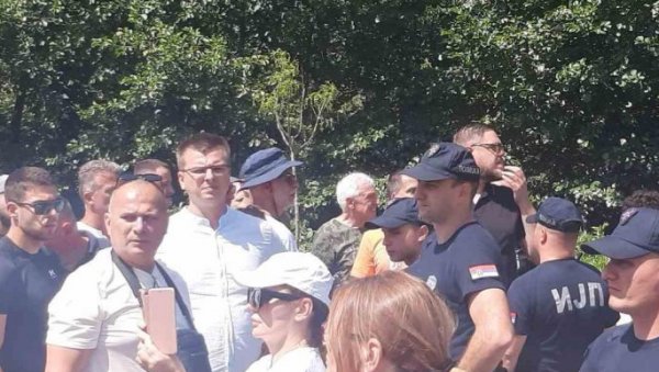 НАСИЉЕ БЕЗ ПРЕСЕДАНА: Парандиловић и Штимац блокирају улаз људима у кућу (ФОТО) НАСИЉЕ БЕЗ ПРЕСЕДАНА: Парандиловић и Штимац блокирају улаз људима у кућу (ФОТО)