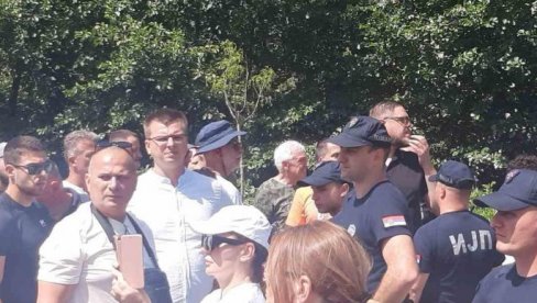НАСИЉЕ БЕЗ ПРЕСЕДАНА: Парандиловић и Штимац блокирају улаз људима у кућу (ФОТО)