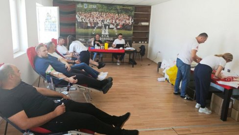 ДРЕНОВЧАНИ ОБЕЛИЛИ ОБРАЗ: Данас донирали 38 јединица крви ДРЕНОВЧАНИ ОБЕЛИЛИ ОБРАЗ: Данас донирали 38 јединица крви