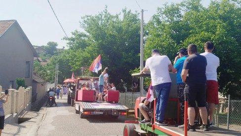 OVAKO SE ČUVA TRADICIJA: Ponovo litija u Gornjoj Mutnici kod Paraćina (FOTO) OVAKO SE ČUVA TRADICIJA: Ponovo litija u Gornjoj Mutnici kod Paraćina (FOTO)