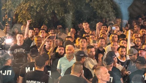BLOKADERI PRAVE HAOS U KOSJERIĆU: Opkolili zgradu opštine, gađaju je jajima - nasilje na delu