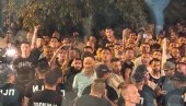 БЛОКАДЕРИ ПРАВЕ ХАОС У КОСЈЕРИЋУ: Опколили зграду општине, гађају је јајима - насиље на делу БЛОКАДЕРИ ПРАВЕ ХАОС У КОСЈЕРИЋУ: Опколили зграду општине, гађају је јајима - насиље на делу