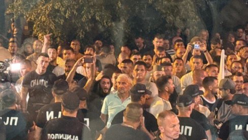 TERORISTI BLOKADERI NAPALI EKIPU NOVOSTI: Gađali su nas čim si stigli, vređali