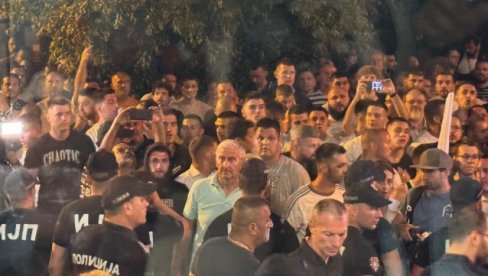 BANDITI BLOKADERI OPKOLILI NOVINARE: Divljaštvo u Kosjeriću (FOTO/VIDEO)