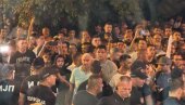 BANDITI BLOKADERI OPKOLILI NOVINARE: Divljaštvo u Kosjeriću (FOTO/VIDEO)