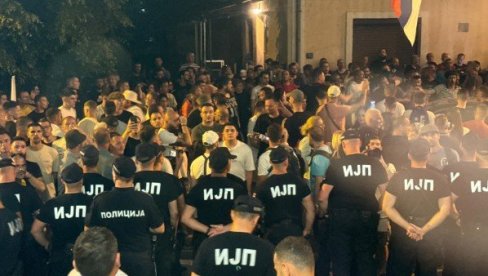 BANDITI BLOKADERI OPKOLILI NOVINARE: Divljaštvo u Kosjeriću (FOTO/VIDEO) BANDITI BLOKADERI OPKOLILI NOVINARE: Divljaštvo u Kosjeriću (FOTO/VIDEO)