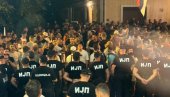 БАНДИТИ БЛОКАДЕРИ ОПКОЛИЛИ НОВИНАРЕ: Дивљаштво у Косјерићу (ФОТО/ВИДЕО) БАНДИТИ БЛОКАДЕРИ ОПКОЛИЛИ НОВИНАРЕ: Дивљаштво у Косјерићу (ФОТО/ВИДЕО)