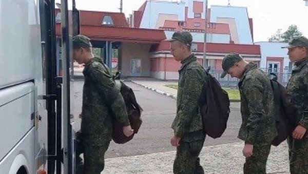 РАТ У УКРАЈИНИ: Прва група руских ратних заробљеника млађих од 25 година враћена (ВИДЕО) РАТ У УКРАЈИНИ: Прва група руских ратних заробљеника млађих од 25 година враћена (ВИДЕО)