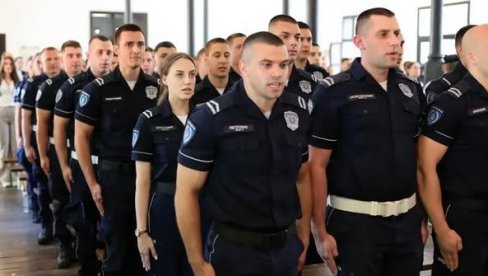 ПОЛИЦИЈСКА УПРАВА КРАГУЈЕВАЦ ОБЛЕЖИЛА ДАН И СЛАВУ: Положени венци испред Меморијалног зида (ФОТО) ПОЛИЦИЈСКА УПРАВА КРАГУЈЕВАЦ ОБЛЕЖИЛА ДАН И СЛАВУ: Положени венци испред Меморијалног зида (ФОТО)