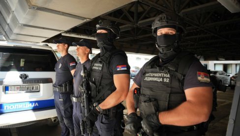 MINISTAR I DIRKETOR POLICIJE POSETILI INTERVENTNU JEDINICU 92: Posle pola sata uhapsili osumnjičene za ubistvo MINISTAR I DIRKETOR POLICIJE POSETILI INTERVENTNU JEDINICU 92: Posle pola sata uhapsili osumnjičene za ubistvo