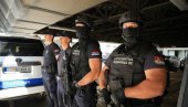 MINISTAR I DIRKETOR POLICIJE POSETILI INTERVENTNU JEDINICU 92:  Posle pola sata uhapsili osumnjičene za ubistvo