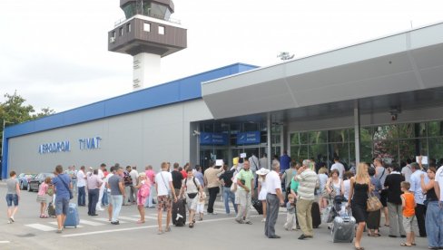 VAZDUŠNE UKE U MAGLI: Tenderskoj komisijiza koncesije aerodroma još 30 dana VAZDUŠNE UKE U MAGLI: Tenderskoj komisijiza koncesije aerodroma još 30 dana