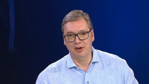UMESTO DA JE ZAŠTITE KAO DAMU, ONI SU SVAŠTA GOVORILI DEVOJCI KOJA IH SA OSMEHOM POSMATRA Vučić o napadu blokadera na novinare
