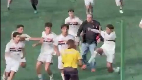 SKANDAL! Sudija se tukao sa celom ekipom maloletnih fudbalera! (VIDEO) SKANDAL! Sudija se tukao sa celom ekipom maloletnih fudbalera! (VIDEO)