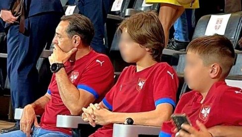 ПОДРШКА ОРЛОВИМА: Александар Вулин у друштву синова прати меч Србија - Андора у Лесковцу