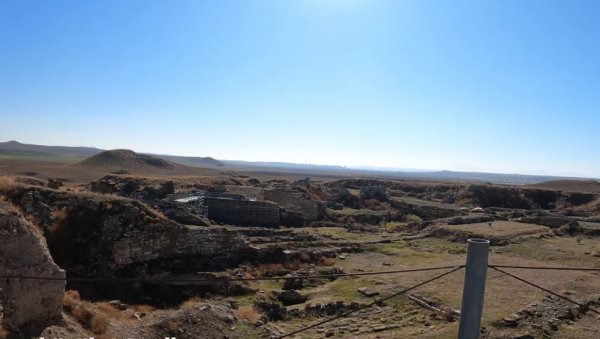 ДРЕВНА КРАЉЕВСКА ГРОБНИЦА ОТКРИВЕНА У ТУРСКОЈ: Садржи остатке елитног члана краљевства Фригије (ФОТО) ДРЕВНА КРАЉЕВСКА ГРОБНИЦА ОТКРИВЕНА У ТУРСКОЈ: Садржи остатке елитног члана краљевства Фригије (ФОТО)