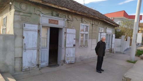КОД ПАРАЋИНА ПОВРЕЂЕН НАЈСТАРИЈИ СРПСКИ УГОСТИТЕЉ: Возач изазвао несрећу и побегао, па се сам пријавио полицији (ФОТО