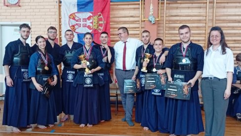 PARAĆINSKE KENDOKE U PUNOJ FORMI: Pet medalja sa takmičenja u Šapcu