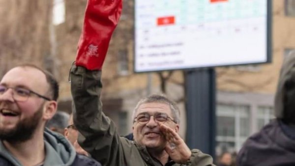 НИСУ СЕ ЏАБЕ МУЏАХЕДИНИ ИГРАЛИ ФУДБАЛА ГЛАВАМА СРБА Монструозно: Блокадер слави клање Срба (ФОТО) НИСУ СЕ ЏАБЕ МУЏАХЕДИНИ ИГРАЛИ ФУДБАЛА ГЛАВАМА СРБА Монструозно: Блокадер слави клање Срба (ФОТО)
