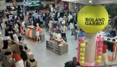 ДУБОК ЏЕП ЗА СУВЕНИРЕ И УЖИВАЊЕ: На протеклом Ролан Гаросу се играо тенис, али су могли да се купе и чаршави, бенкице, луткице...
