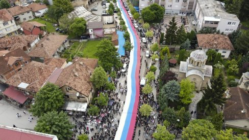 UKIDAJU TROBOJKU BAŠ PRED VIDOVDAN: Kurtijev režim posle brutalnog progona i šikaniranja Srba rešio da se obračuna i sa našim simbolima UKIDAJU TROBOJKU BAŠ PRED VIDOVDAN: Kurtijev režim posle brutalnog progona i šikaniranja Srba rešio da se obračuna i sa našim simbolima