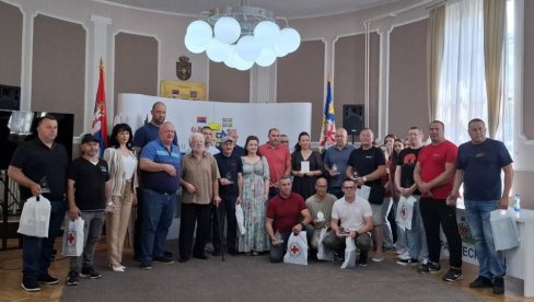 ПРИЗНАЊА ЗА ХУМАНОСТ: Награђени јубиларни даваоци крви у Лесковцу ПРИЗНАЊА ЗА ХУМАНОСТ: Награђени јубиларни даваоци крви у Лесковцу