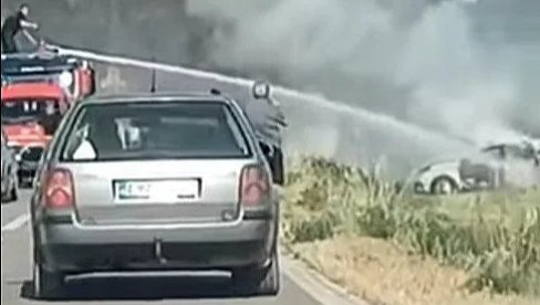 TRI OSOBE POGINULE U SUDARU, VATROGASCI GASILI POŽAR NA VOZILU: Teška saobraćajna nesreća u Trebinju (VIDEO) TRI OSOBE POGINULE U SUDARU, VATROGASCI GASILI POŽAR NA VOZILU: Teška saobraćajna nesreća u Trebinju (VIDEO)