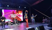 POSLE 12 GODINA NA JUG SRBIJE: Ana Nikolić u izazovnom stajlingu sa Nišlijama pevala uglas (FOTO)