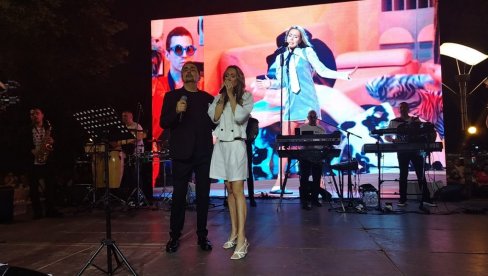 TATA I ĆERKA U DUETU: Nataša Kojić Taša specijalna gošća na koncertu svog oca Kebe u Loznici (FOTO) TATA I ĆERKA U DUETU: Nataša Kojić Taša specijalna gošća na koncertu svog oca Kebe u Loznici (FOTO)