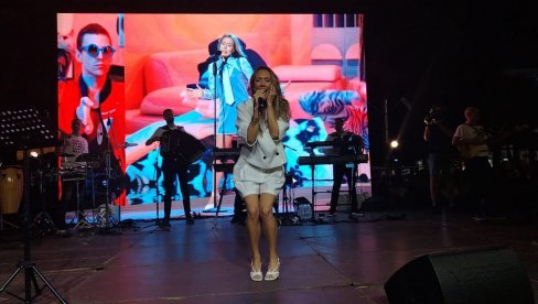 FATALNA, ALI I OKO PLAVO: Nataša Kojić Taša svoje Lozničane podsetila na njene hitove (FOTO/VIDEO) FATALNA, ALI I OKO PLAVO: Nataša Kojić Taša svoje Lozničane podsetila na njene hitove (FOTO/VIDEO)