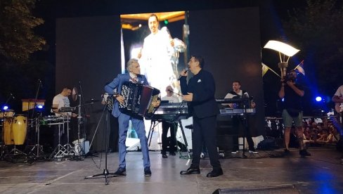 KUME MOJ, NE DAMO TE: Mirko Kodić razgalio Lozničane muziciranjem na harmonici (FOTO)