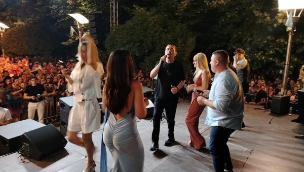 МЕНТОР ЗА ПРИМЕР: Драган Којић Кеба на концерту у Лозници угостио полуфиналисте Звезда Гранда (ФОТО) МЕНТОР ЗА ПРИМЕР: Драган Којић Кеба на концерту у Лозници угостио полуфиналисте Звезда Гранда (ФОТО)