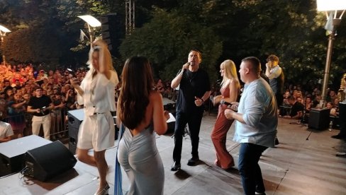 MENTOR ZA PRIMER: Dragan Kojić Keba na koncertu u Loznici ugostio polufinaliste Zvezda Granda (FOTO)